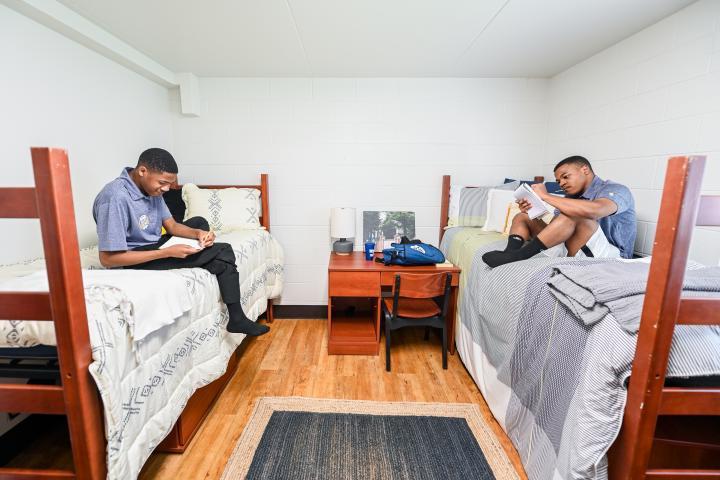 两个男生在宿舍卧室的床上